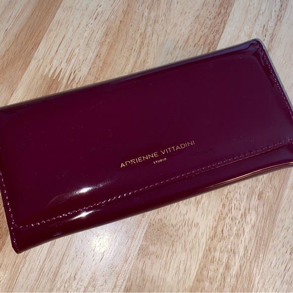 NWOT Adrienne Vittadini trifold burgundy Patton wallet